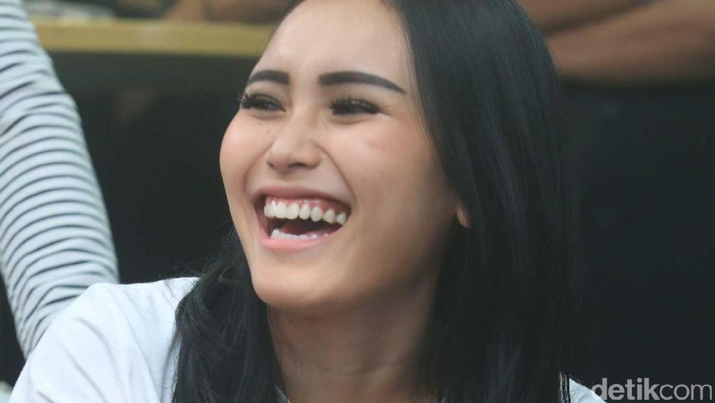 Gitu Dong, Ayu Ting Ting Kelihatan Happy! Gitu Dong, Ayu Ting Ting Kelihatan Happy!