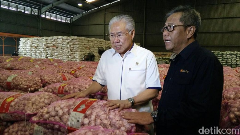 Mendag Tak Segan Cabut Izin Importir yang Timbun Bawang Putih Mendag Tak Segan Cabut Izin Importir yang Timbun Bawang Putih