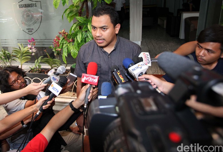 Selama Pemeriksaan, Firza Husein Dicecar 35 Pertanyaan Selama Pemeriksaan, Firza Husein Dicecar 35 Pertanyaan