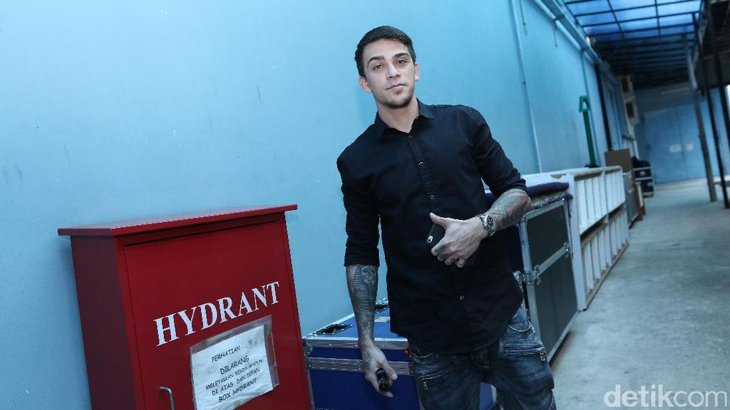 Penampilan Perdana Sean Azad Usai Tersandung Kasus Narkoba Penampilan Perdana Sean Azad Usai Tersandung Kasus Narkoba