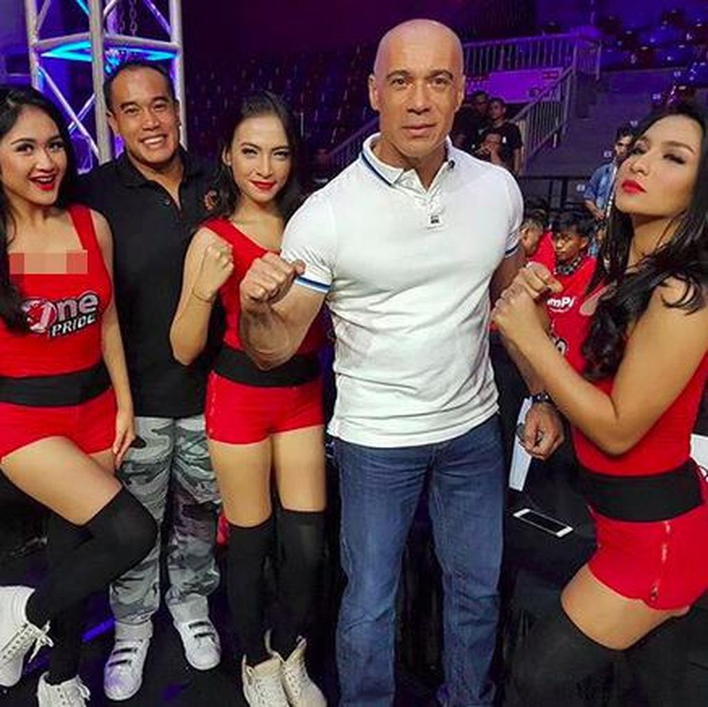 Ardie Bakrie Rangkul 2 Cewek Seksi, Nia Ramadhani Dinilai Sesabar Nagita Ardie Bakrie Rangkul 2 Cewek Seksi, Nia Ramadhani Dinilai Sesabar Nagita