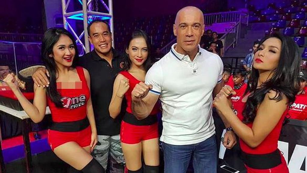 Ardie Bakrie Rangkul 2 Cewek Seksi, Nia Ramadhani Dinilai Sesabar Nagita Ardie Bakrie Rangkul 2 Cewek Seksi, Nia Ramadhani Dinilai Sesabar Nagita