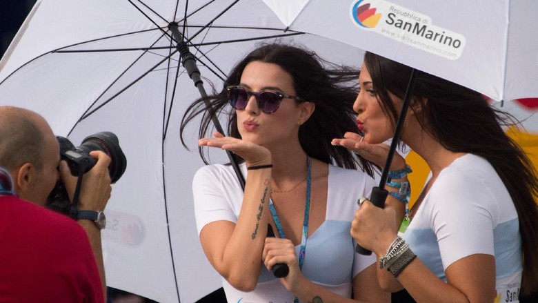 Gadis Payung Nan Seksi di MotoGP, Perlukah? Gadis Payung Nan Seksi di MotoGP, Perlukah?