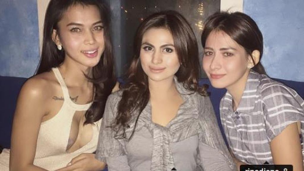 Transgender Dinda Syarif Kerap Foto Bareng Artis, Kaum Hawa Teriak WannaCry Transgender Dinda Syarif Kerap Foto Bareng Artis, Kaum Hawa Teriak WannaCry