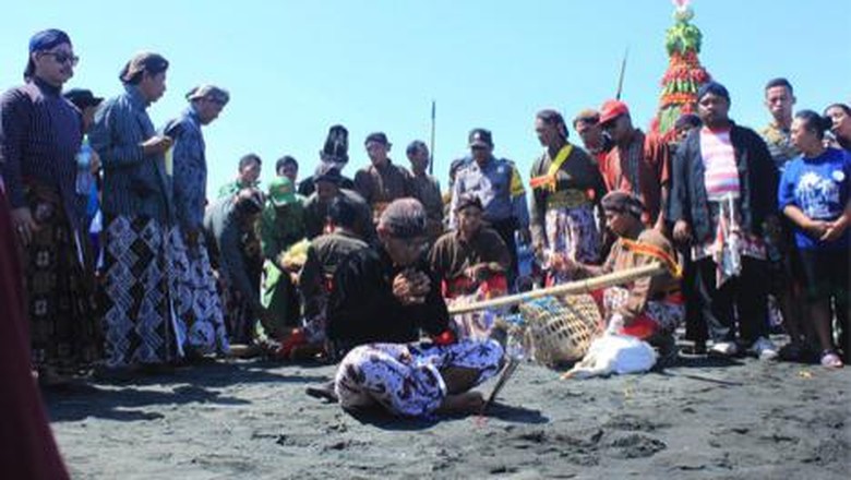 Kirab Labuhan Samudra di Pantai Pasir Kadilangu / Foto: dok. Kemenpar Kirab Labuhan Samudra di Pantai Pasir Kadilangu / Foto: dok. Kemenpar