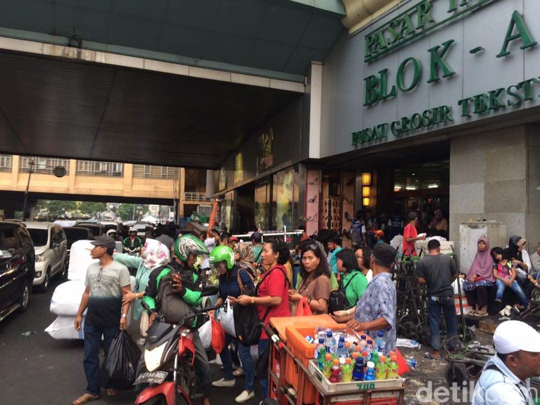 Selang 1 Jam Ditertibkan, PKL Tanah Abang Kembali Lagi ke Jalan Selang 1 Jam Ditertibkan, PKL Tanah Abang Kembali Lagi ke Jalan