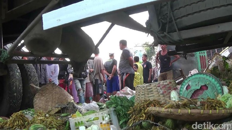Truk Tabrak Pasar di Brebes, 1 Pedagang Tewas dan 4 Orang Luka Truk Tabrak Pasar di Brebes, 1 Pedagang Tewas dan 4 Orang Luka