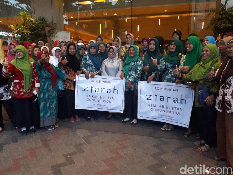 Bupati Gunung Kidul Nonton Bareng Film Ziarah Bareng Kelompok Tani Bupati Gunung Kidul Nonton Bareng Film Ziarah Bareng Kelompok Tani