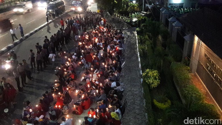 Sebelum Bubar, Massa Pro-Ahok Gelar Aksi Lilin di PT DKI Sebelum Bubar, Massa Pro-Ahok Gelar Aksi Lilin di PT DKI