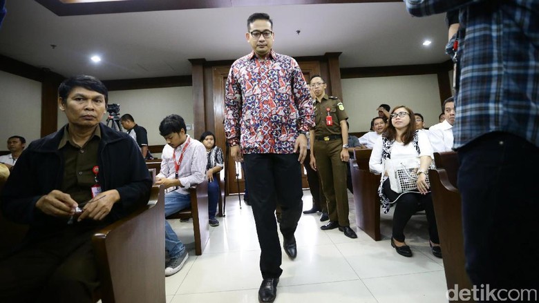 Brotoseno Dituntut 7 Tahun dan Denda Rp 300 Juta Brotoseno Dituntut 7 Tahun dan Denda Rp 300 Juta