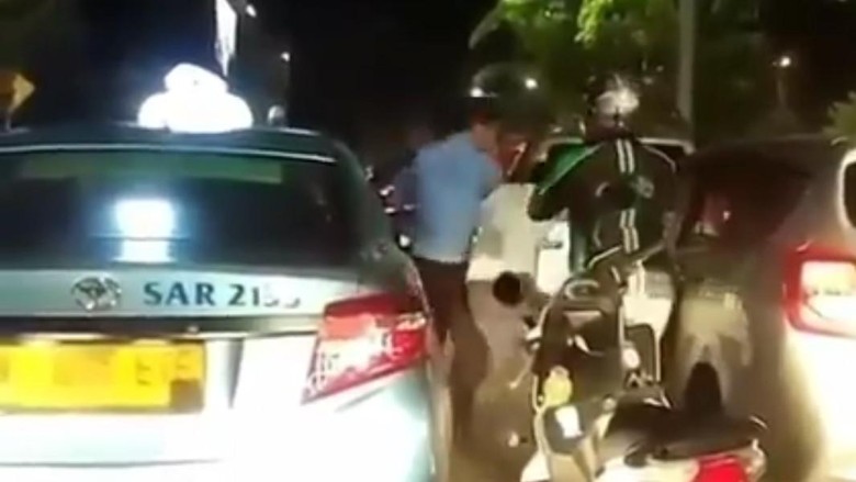Viral Duel Sopir Taksi vs Pengemudi Mobil ala Mortal Kombat Viral Duel Sopir Taksi vs Pengemudi Mobil ala Mortal Kombat