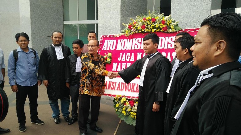 Beri Karangan Bunga, 25 Advokat Minta KY Usut Wakil Ketua MA Beri Karangan Bunga, 25 Advokat Minta KY Usut Wakil Ketua MA