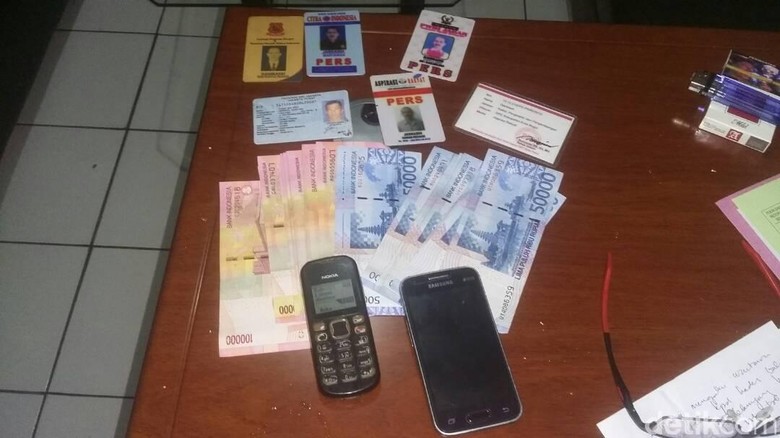 Ancam Sebar Foto Bugil Kades, Wartawan Gadungan di Bogor Ditangkap Ancam Sebar Foto Bugil Kades, Wartawan Gadungan di Bogor Ditangkap
