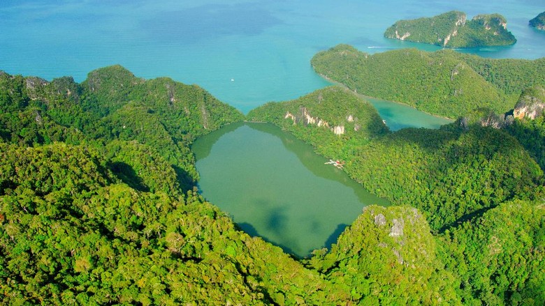 Foto: Cantaiknya Danau Dayang Bunting dengan mitos kesuburan di Malaysia (dok. Tourism Malaysia) Foto: Cantaiknya Danau Dayang Bunting dengan mitos kesuburan di Malaysia (dok. Tourism Malaysia)
