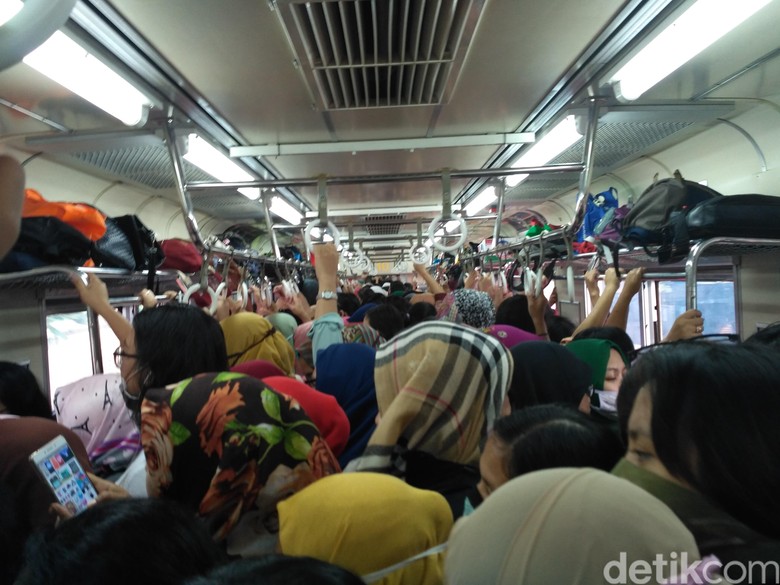 Begini Kepadatan Gerbong Wanita KRL di Stasiun Bekasi Begini Kepadatan Gerbong Wanita KRL di Stasiun Bekasi