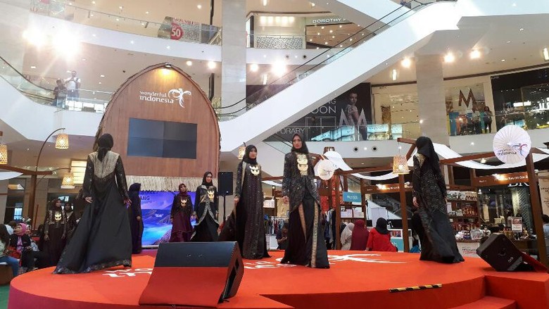Lenggak-lenggok model cantik di Malaysia (Kurnia/detikTravel) Lenggak-lenggok model cantik di Malaysia (Kurnia/detikTravel)