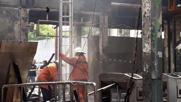 Ruangan yang dilahap api di Stasiun Klender