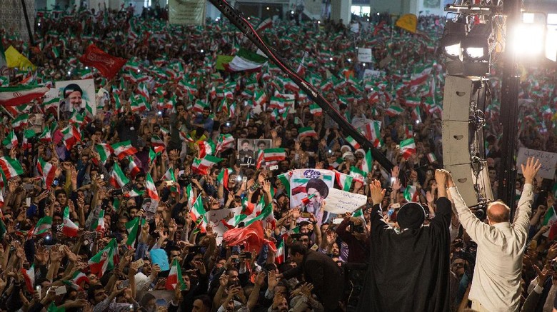 Pilpres Iran Digelar, Warga Antre di TPS Pilpres Iran Digelar, Warga Antre di TPS