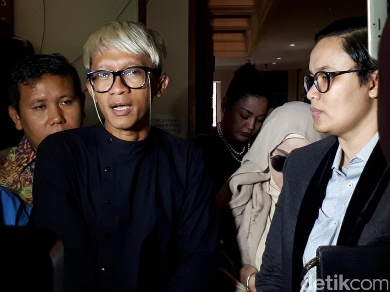 Cumbu Evelyn Usai Sepakat Cerai, Sikap Aming Dipertanyakan Cumbu Evelyn Usai Sepakat Cerai, Sikap Aming Dipertanyakan