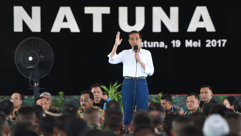 Gaya Jokowi Pakai Jins dan Jaket TAD Saat Tonton Latihan TNI Gaya Jokowi Pakai Jins dan Jaket TAD Saat Tonton Latihan TNI