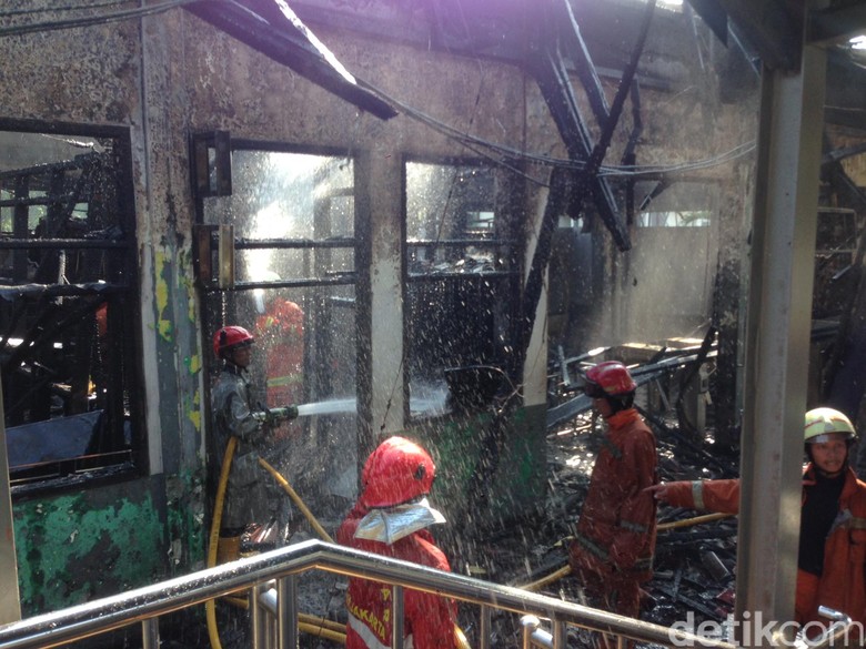 Kebakaran di Stasiun Klender Padam, Kantor dan Loket Hangus Kebakaran di Stasiun Klender Padam, Kantor dan Loket Hangus