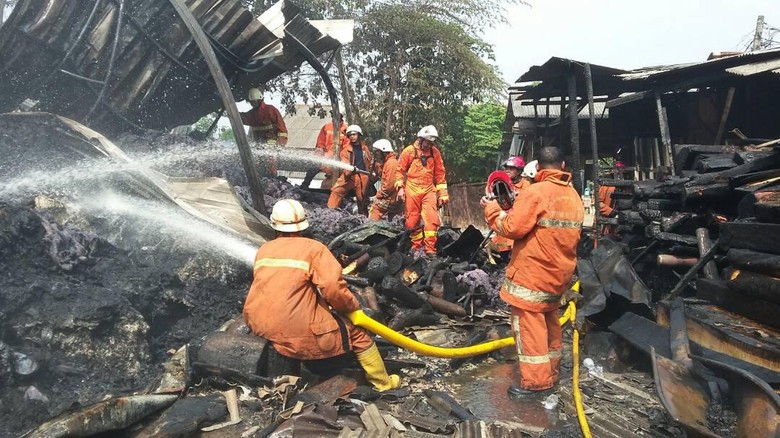Kebakaran Terjadi di Ciracas dan Depan Makam Jeruk Purut Kebakaran Terjadi di Ciracas dan Depan Makam Jeruk Purut