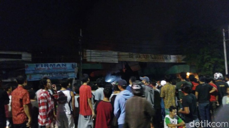 Api yang Membakar Bengkel dan Gudang di Pasar Minggu Sudah Padam Api yang Membakar Bengkel dan Gudang di Pasar Minggu Sudah Padam
