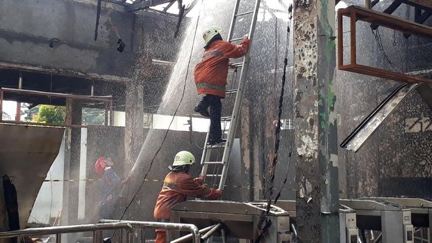 Ruangan di Stasiun Klender yang dilahap api