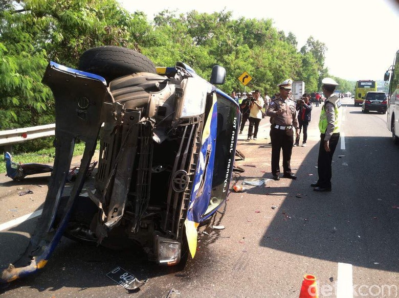 Truk Tabrak 2 Mobil Patroli di Tol Cipularang karena Rem Blong Truk Tabrak 2 Mobil Patroli di Tol Cipularang karena Rem Blong