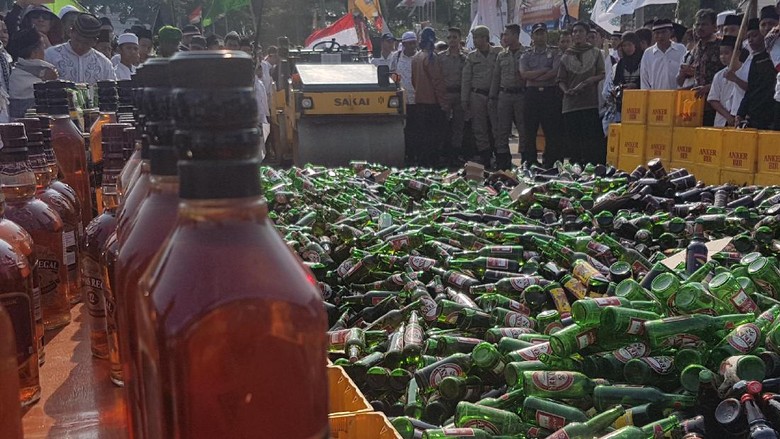 Jelang Ramadan, Ribuan Miras Dimusnahkan di Kota Serang Jelang Ramadan, Ribuan Miras Dimusnahkan di Kota Serang