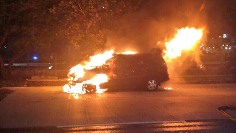 Pengemudi Mobil yang Terbakar di Jl S Parman Selamat Pengemudi Mobil yang Terbakar di Jl S Parman Selamat