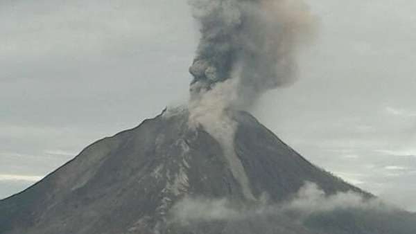 Gunung Sinabung Keluarkan Lava Pijar, Jarak Luncur 1.500 Meter Gunung Sinabung Keluarkan Lava Pijar, Jarak Luncur 1.500 Meter