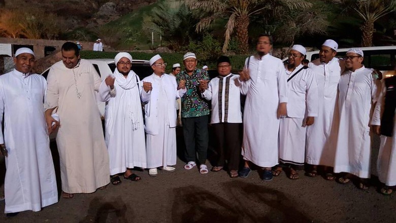 Hasil gambar untuk rizieq dan pengacara di arab