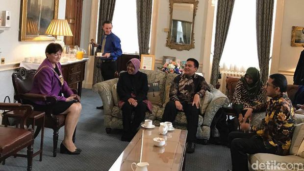 Walikota Risma di London. Foto: Irvan Widyanto/Detik Walikota Risma di London. Foto: Irvan Widyanto/Detik