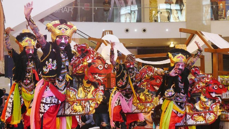Jaranan Buto di Pavilion Kuala Lumpur, Malaysia (Kurnia/detikTravel) Jaranan Buto di Pavilion Kuala Lumpur, Malaysia (Kurnia/detikTravel)