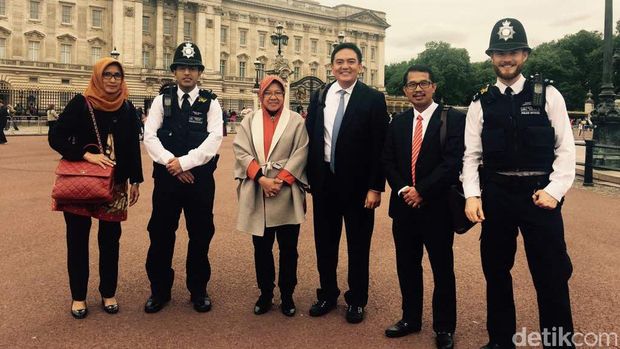 Walikota Risma di depan Buckingham Palace, Inggris. Foto: Irvan Widyanto/Detik