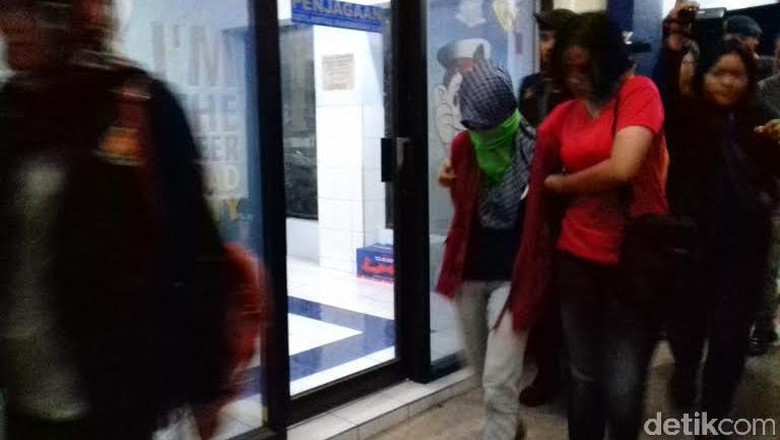 Tiba di Karanganyar, 3 Tersangka Mapala UII Pakai Penutup Wajah Tiba di Karanganyar, 3 Tersangka Mapala UII Pakai Penutup Wajah