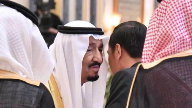Presiden Jokowi menyalami Raja Salman