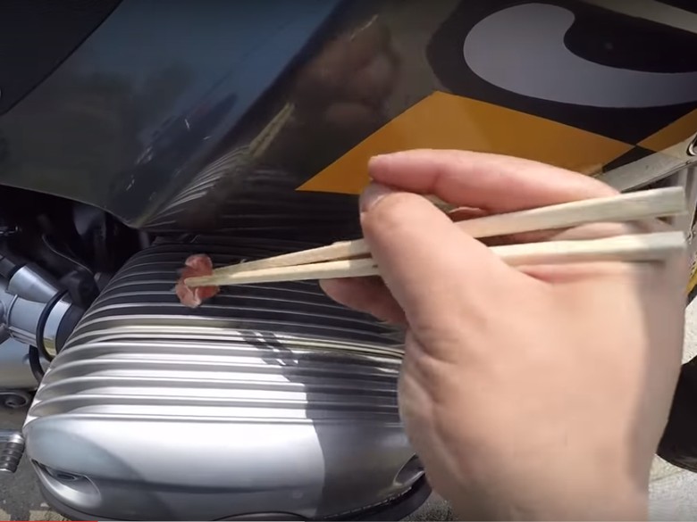 Pria Ini Panggang Daging di Atas Mesin Motor Pria Ini Panggang Daging di Atas Mesin Motor