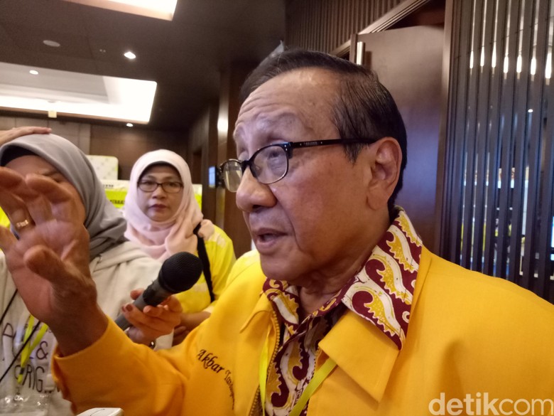 Setya Novanto Tersangka, Akbar Tandjung: Golkar Perlu Pemimpin Baru Setya Novanto Tersangka, Akbar Tandjung: Golkar Perlu Pemimpin Baru