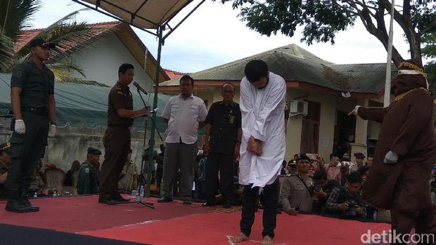 Pasangan gay di Aceh menjalani hukuman cambuk.