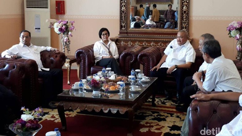 Gaya Sri Mulyani, Budi Karya dan Basuki Blusukan di Palembang Gaya Sri Mulyani, Budi Karya dan Basuki Blusukan di Palembang