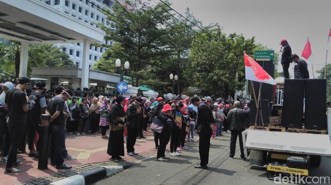 Aksi di Gedung MA, Massa Relawan Ahok Bacakan Doa