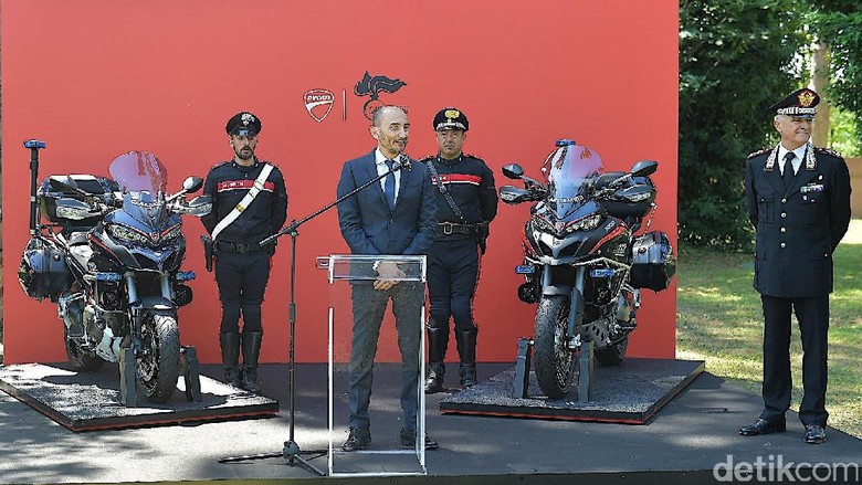 Polisi Italia Tunggangi Ducati Multistrada 1200 Polisi Italia Tunggangi Ducati Multistrada 1200