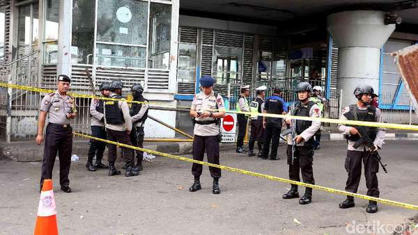 Densus Tangkap 3 Terduga Pelaku Terkait Bom Kampung Melayu Densus Tangkap 3 Terduga Pelaku Terkait Bom Kampung Melayu