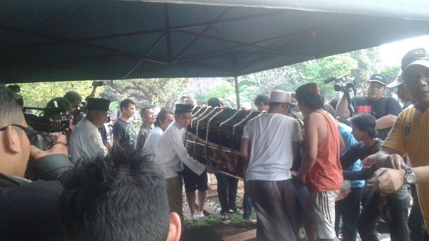 Suasana pemakanan pelawak senior Cahyono 'Jayakarta Grup'