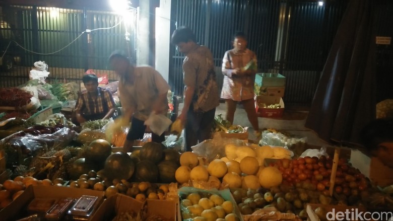 Pasca Ledakan, Pedagang Pasar Tetap Berjualan di Kampung Melayu