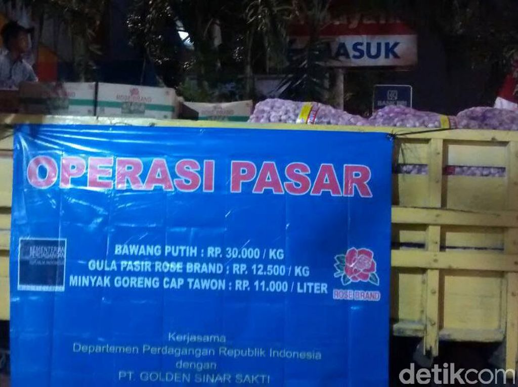 Malam-malam Kemendag Gelar Operasi Pasar Gula Hingga Bawang Putih