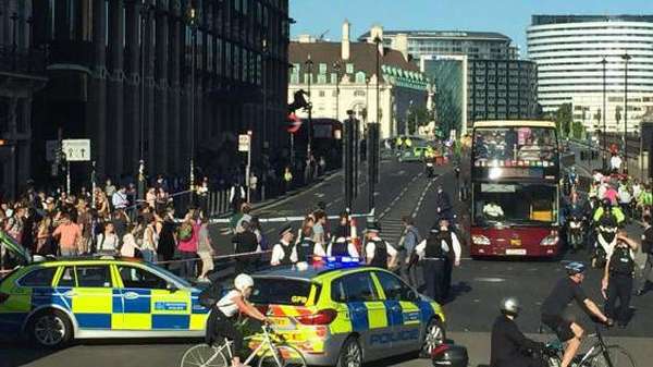 Ada Kendaraan Mencurigakan, Polisi Tutup Akses Jembatan Westminster Ada Kendaraan Mencurigakan, Polisi Tutup Akses Jembatan Westminster