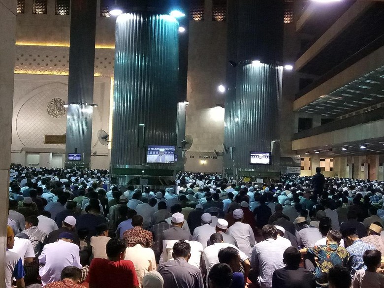 Begini Suasana Salat Tarawih Pertama di Masjid Istiqlal